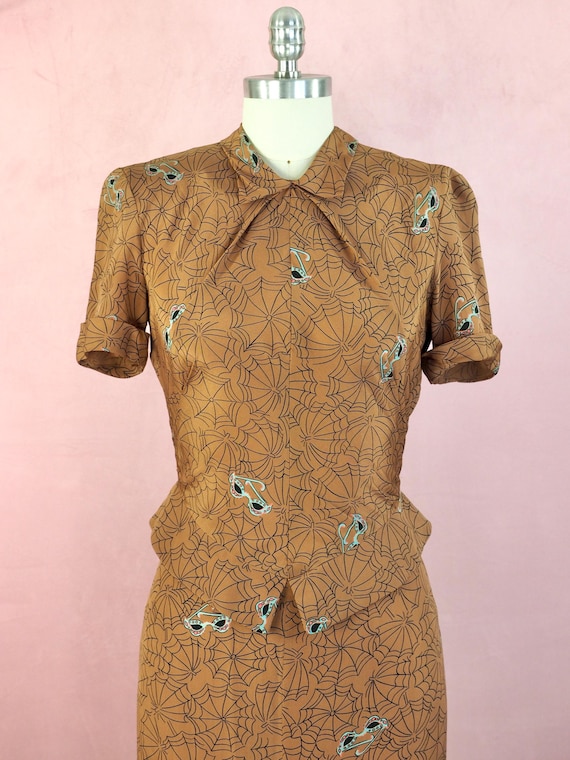 1940s novelty spiderweb sunglasses print  dress - image 3