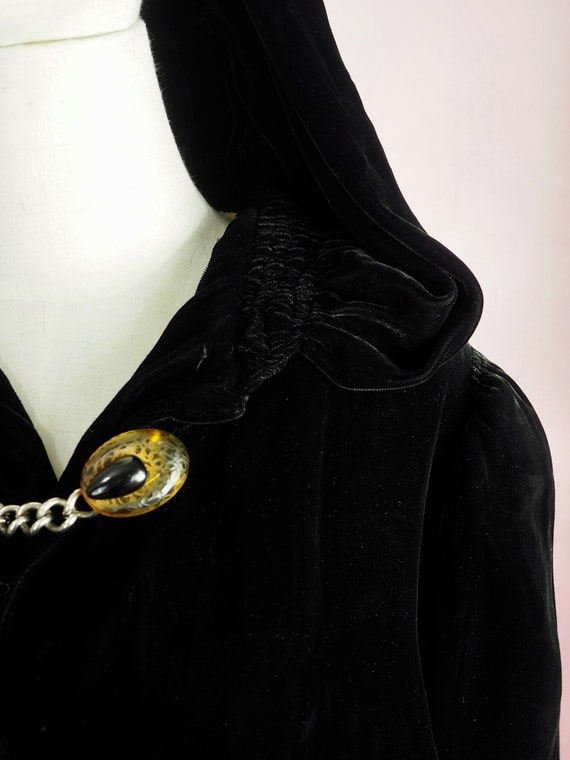 1930s full length black velvet coat with cape and… - image 7