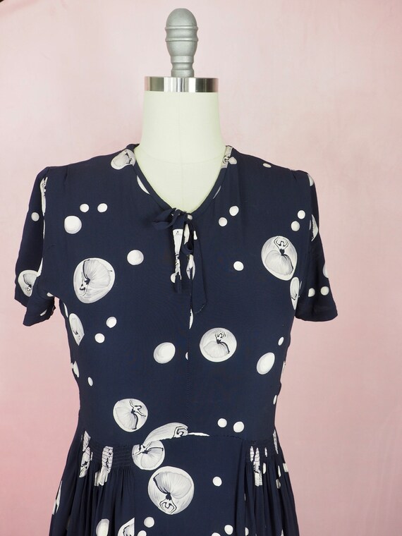 1940s navy rayon dress in bubble ballerina novelt… - image 3