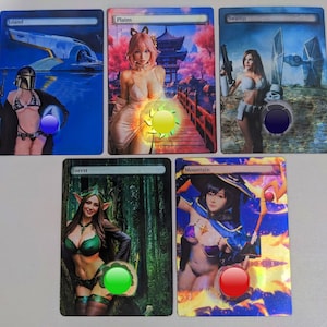 Puede incluir: Cinco cartas de Magic: The Gathering con ilustraciones personalizadas que representan a mujeres con diferentes disfraces. Las cartas son azules, verdes, rojas y moradas con acentos holográficos. Las cartas están etiquetadas como "Isla", "Llanura", "Pantano", "Bosque" y "Montaña".