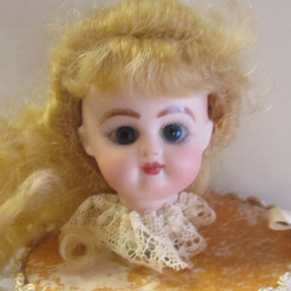 Vintage pop artiest Marotte Music Box speelt "Diablo Princess" Bisque Head Doll Silk Fabric Wind-Up