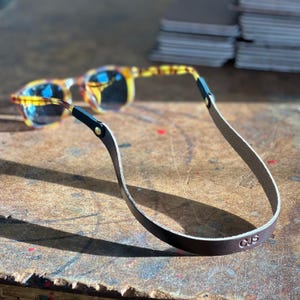 Correa para gafas de sol de cuero con monograma (estilo clásico encerado)