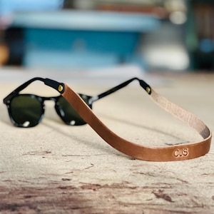 Correa de cuero con monograma para gafas de sol (estilo clásico encerado)