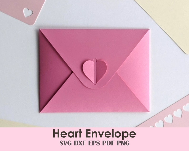 Op de afbeelding: Een roze hartvormige envelop met een bijpassende hartvormige sluiting. De envelop is gemaakt van papier en ligt op een witte ondergrond. De tekst "Heart Envelope" staat onderaan de afbeelding.