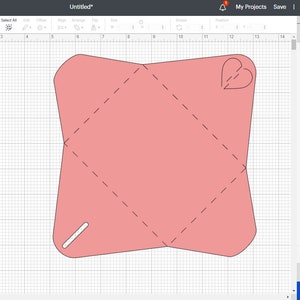 Op de afbeelding: Een roze hartvormig envelopontwerp met stippellijnen en een kleine hartuitsparing. Het ontwerp wordt weergegeven op een rasterachtergrond binnen een ontwerpprogramma-interface.