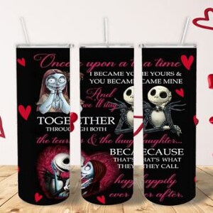 K&ouml;nnte beinhalten: Ein Set aus drei schwarzen und wei&szlig;en Becher mit einem Motiv von Jack Skellington und Sally aus dem Film Nightmare Before Christmas. Die Becher haben ein rotes Herzdesign und den Text "Es war einmal, ich wurde deins und du wurdest mein. Und wir bleiben zusammen durch Tr&auml;nen und Lachen... denn das nennen sie gl&uuml;cklich bis ans Ende."