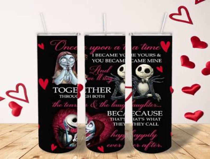 K&ouml;nnte beinhalten: Ein Set aus drei schwarzen und wei&szlig;en Becher mit einem Motiv von Jack Skellington und Sally aus dem Film Nightmare Before Christmas. Die Becher haben ein rotes Herzdesign und den Text "Es war einmal, ich wurde deins und du wurdest mein. Und wir bleiben zusammen durch Tr&auml;nen und Lachen... denn das nennen sie gl&uuml;cklich bis ans Ende."