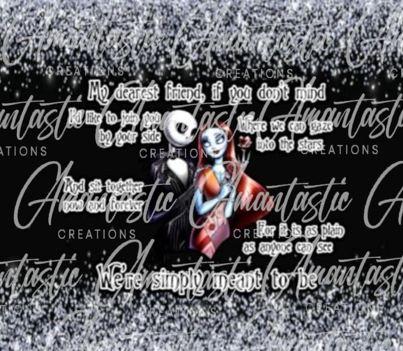 K&ouml;nnte beinhalten: Eine digitale Schwarzwei&szlig;illustration von Jack Skellington und Sally aus dem Film Nightmare Before Christmas. Das Bild zeigt einen schwarzen Hintergrund mit silbernem Glitzer und Text, der lautet: "Mein liebster Freund, wenn du nichts dagegen hast, m&ouml;chte ich mich dir anschlie&szlig;en an deiner Seite und wir sitzen zusammen jetzt und f&uuml;r immer. Denn es ist so klar wie der Tag, wir sind einfach dazu bestimmt, zusammen zu sein."