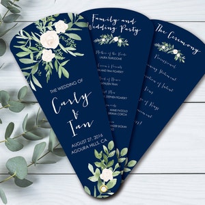 Puede incluir: Un abanico de programa de boda azul marino con diseños florales blancos y el texto "The Wedding of Carly & Ian, August 27, 2016, Agoura Hills, CA". El abanico también incluye una sección para la fiesta de bodas y la ceremonia.