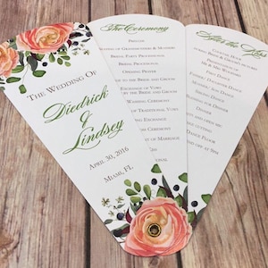 Könnte beinhalten: Ein Hochzeitszeremonie-Programm-Fächer mit floralem Design. Der Fächer zeigt ein Pfirsich- und Weißblütenmuster mit grünen Blättern. Der Text auf dem Fächer lautet "The Wedding of Diedrick & Lindsey, April 30, 2016, Miami, FL".