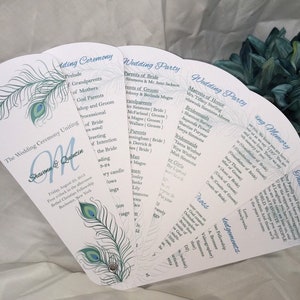 Könnte beinhalten: Ein Hochzeitszeremonie-Programm-Fächer mit einem Pfauenfeder-Design. Das Programm beinhaltet die Reihenfolge der Hochzeitszeremonie, die Hochzeitsgesellschaft und eine Dankesbotschaft. Der Fächer ist weiß mit blauen und grünen Akzenten.