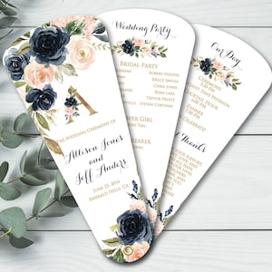 Könnte beinhalten: Ein Hochzeits-Programm-Fächer mit einem marineblauen und rosafarbenen Blumendesign. Die Vorderseite des Fächers zeigt die Namen "Allison Jones und Jeff Anders" sowie das Hochzeitsdatum "25. Juni 2016". Die Rückseite des Fächers enthält die Namen der Hochzeitsgesellschaft sowie den Ablauf der Zeremonie und des Abendessens.