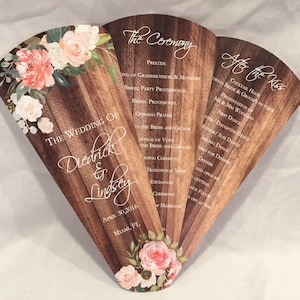 Könnte beinhalten: Ein Hochzeitszeremonie-Programm-Fächer mit rustikalem Holzmaserungshintergrund und floralen Akzenten. Der Fächer zeigt die Namen "Diedrick & Lindsey" und das Hochzeitsdatum "30. April 2016" in weißer Schrift. Die Reihenfolge der Zeremonie ist auf dem Fächer aufgeführt, einschließlich des Präludiums, des Brautprozesses, des Eröffnungsgebets, des Austauschs der Gelübde, der Ringzeremonie und mehr.