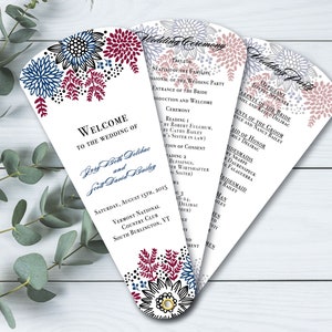 Könnte beinhalten: Hochzeitszeremonie-Programm-Fächer mit floralem Design in den Farben Blau, Rot und Grau. Der Fächer zeigt die Namen des Brautpaares, "Grey Beth Dolibac und Scott David Bailey", und das Hochzeitsdatum, "Samstag, 15. August 2015".