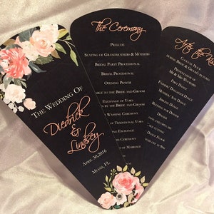 Donkere bloemen bruiloftsprogramma-fans, krijtbordbloemblaadje-fanprogramma&#39;s, perziken en crème, aangepast ceremonieschema