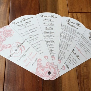 Könnte beinhalten: Ein weißer Hochzeitsfächer mit rosa Blumenmustern. Das Programm enthält die Reihenfolge der Zeremonie, die Hochzeitsgesellschaft, Bibellesungen und ein Kirchenlied. Der Text "Great is Thy Faithfulness" und "How Great is Our God" ist ebenfalls enthalten.