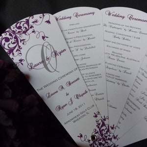 Könnte beinhalten: Ein Hochzeitszeremonie-Programm-Fächer mit einem violetten floralen Design. Das Programm enthält die Namen Laura & Ryan, das Hochzeitsdatum und die Details der Zeremonie.