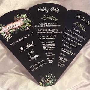 Puede incluir: Un abanico de programa de boda negro con diseños florales y el texto "Wedding Party" y "The Ceremony". El programa incluye los nombres de la novia y el novio, "Michael y Chaya", la fecha de la boda, "October 28, 2016", y los miembros de la fiesta de bodas.