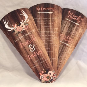 Puede incluir: Un abanico de programa de boda de madera rústica con un diseño floral y astas de ciervo. El programa incluye la ceremonia y la ceremonia de lavado de pies. La boda es para Dudrickh y Lindsey el 30 de abril de 2016 en Pensacola Beach, FL.