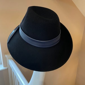 傾いた黒いフェドーラ帽 画像 4