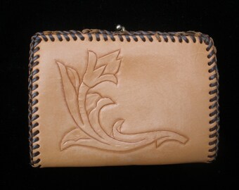 Cartera de cuero repujado a mano de la década de 1970