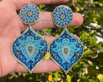 Lange handgefertigte Ohrringe aus Messing mit blauem Muster