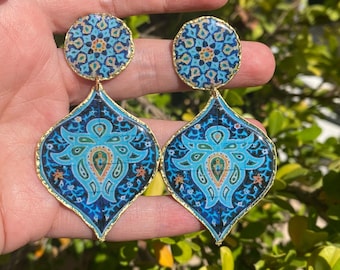 Boucles d'oreilles longues en laiton à motif bleu