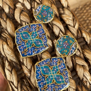 Orecchini lunghi in ottone con motivo floreale blu oro Orecchini in argento sterling immagine 2
