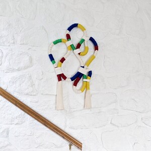 ハンドメイドファイバーアート壁面彫刻：折衷的な原色ロープノット