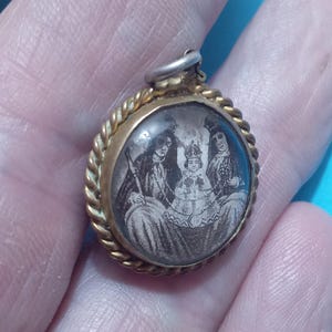 Amuleto vintage, medallón de cristal con imágenes de la Sagrada Familia y la Iglesia. Adorno de latón. Amuleto religioso de doble cara. 2 cm.