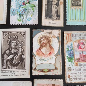 18 antiche immagini ricordo religiose, anni '10-'50, con decorazioni dorate e in rilievo. Vergine Maria, Gesù, cherubini. Austria, Italia.
