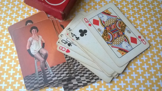 Asian girl playing cards — photo 7