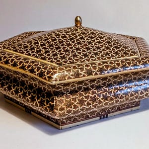 Zeshoekige doos met micromozaïek van been, messing en houtmarqueterie. Messing knop, prachtige grote juwelendoos, snoepdoos.