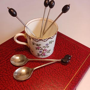6 cucchiaini da caffè in argento placcato con manici a forma di chicco in bachelite nera. Lucidati e confezionati in scatola!
