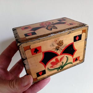 Caixa de cartão antiga de arte popular da década de 1930, pintada à mão com flores, formas e uma abelha gloriosa. Tampa articulada. Charmosa!