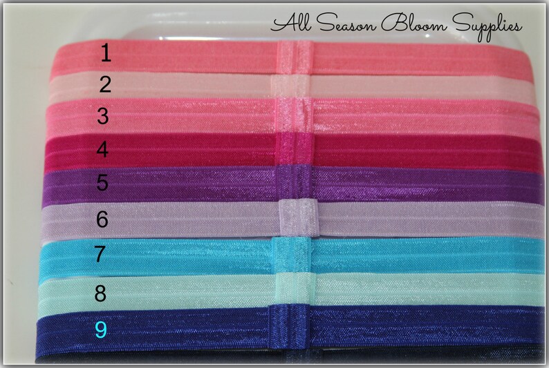 Pu&ograve; includere: Nove elastici per capelli colorati in una variet&agrave; di colori, tra cui rosa, viola, blu e verde. Gli elastici per capelli sono numerati da 1 a 9.