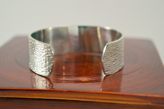 Hecho a mano plata esterlina sólida ancho martillado corteza Brazalete con 925