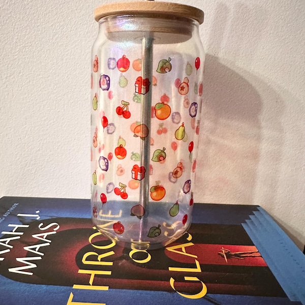 Taza de café con estampado de Animal Crossing, tapa de bambú y pajita metálica.