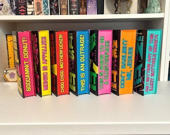 Libros 1-7 de la serie Dungeon Crawler Carl con bordes personalizados pintados a mano y con plantillas.