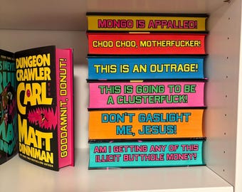 Libros 1-7 de la serie Dungeon Crawler Carl con bordes personalizados pintados a mano y con plantillas.