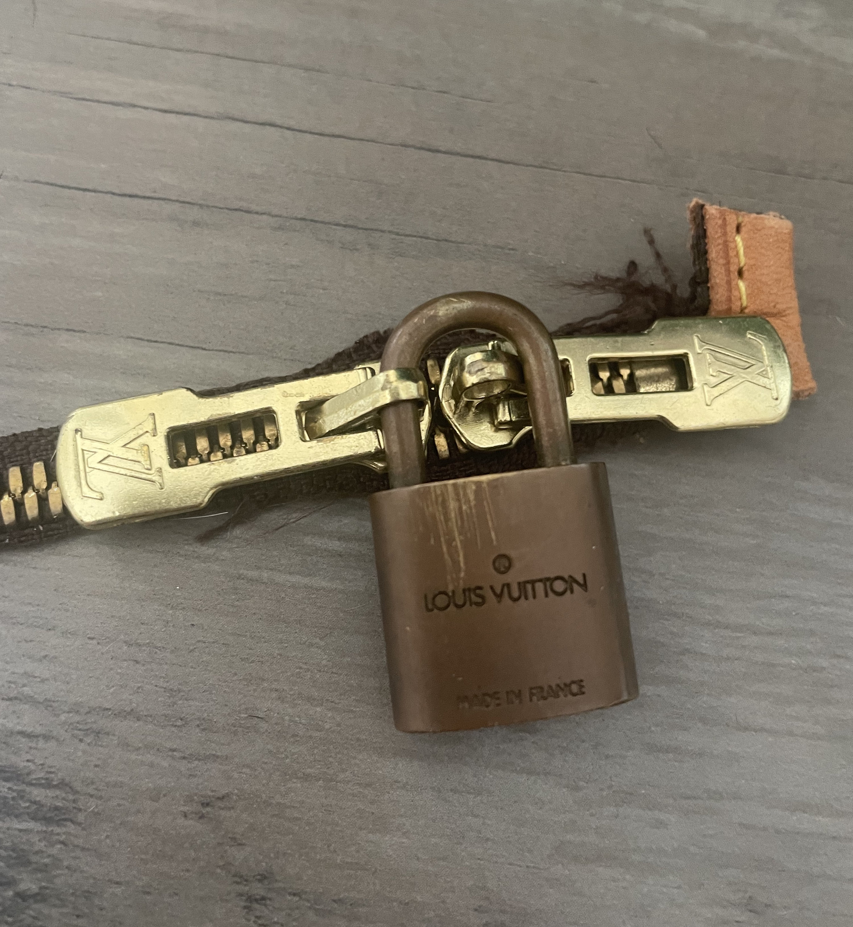 Vuitton Zipper Pull -  Finland