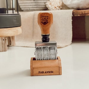 Houten stempel, datumstempel, alfabet, letters, cijfers, maanden, kalender