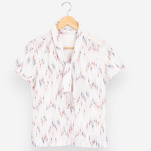 Blusa vintage de los años 70 con lazo, manga corta, estilo patriótico, en rojo, blanco y azul.