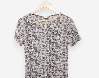 Top de manga corta elástico con estampado de rosas en gris y negro grunge vintage de los años 90, talla mediana