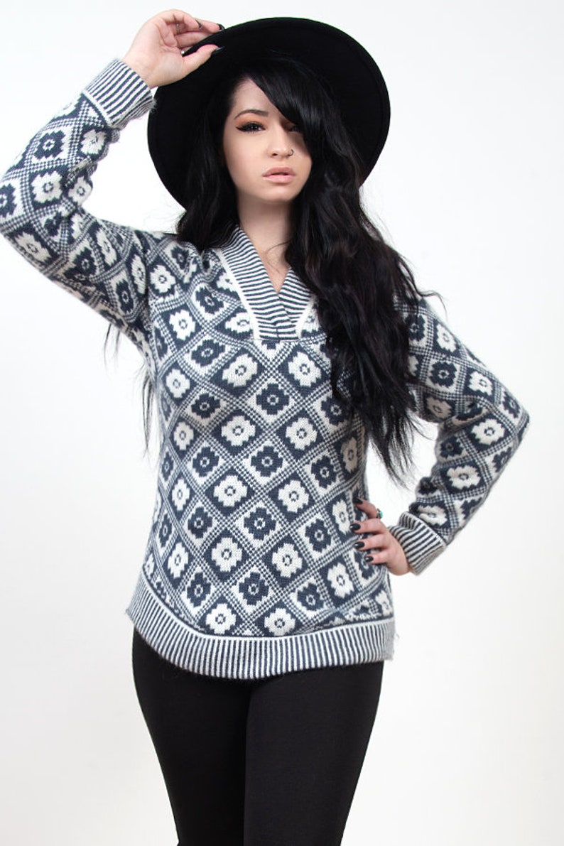 vintage 70s80s bohemian knit pull over sweater vintage gray and white southwestern navajo print knit boho hippie sweater