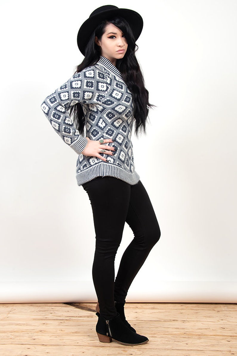 vintage 70s80s bohemian knit pull over sweater vintage gray and white southwestern navajo print knit boho hippie sweater