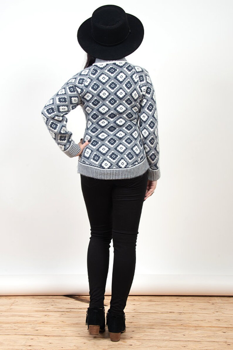 vintage 70s80s bohemian knit pull over sweater vintage gray and white southwestern navajo print knit boho hippie sweater