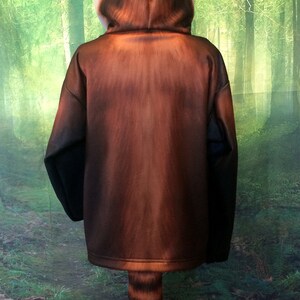 Puede incluir: Una sudadera con capucha marr&oacute;n y negra con un dise&ntilde;o de panda rojo. La capucha tiene orejas y la cola est&aacute; unida a la parte inferior de la sudadera.