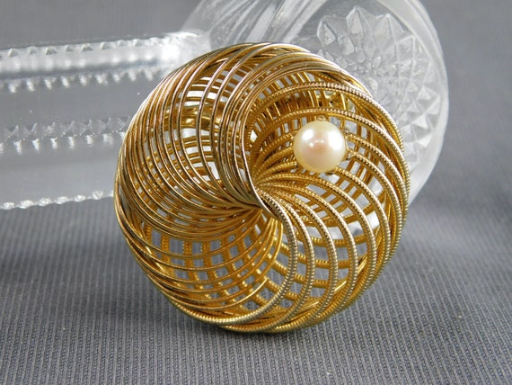 Spiral Gold Tone and Faux pearl Brooch 1-1/2" Dia… - image 1