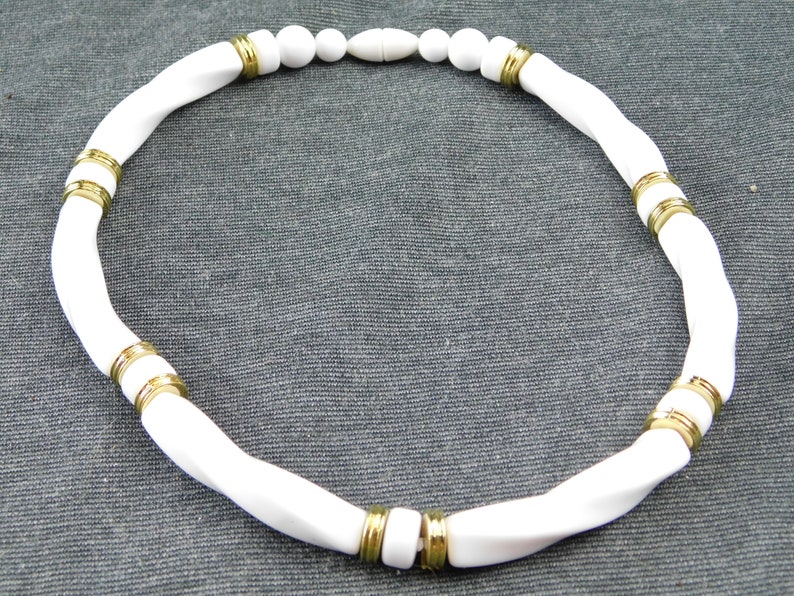 Actual Original Box, - Retro Vintage,Bridal Avon Classic Twist Necklace White with White and Gold Tone Accents Acrylic Lucite 16-12